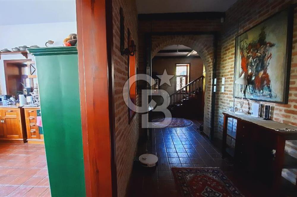 Urla Denizli Mahallesi’nde Satılık Müstakil Taş Villa | Havuzlu, Bahçeli, Hamamlı