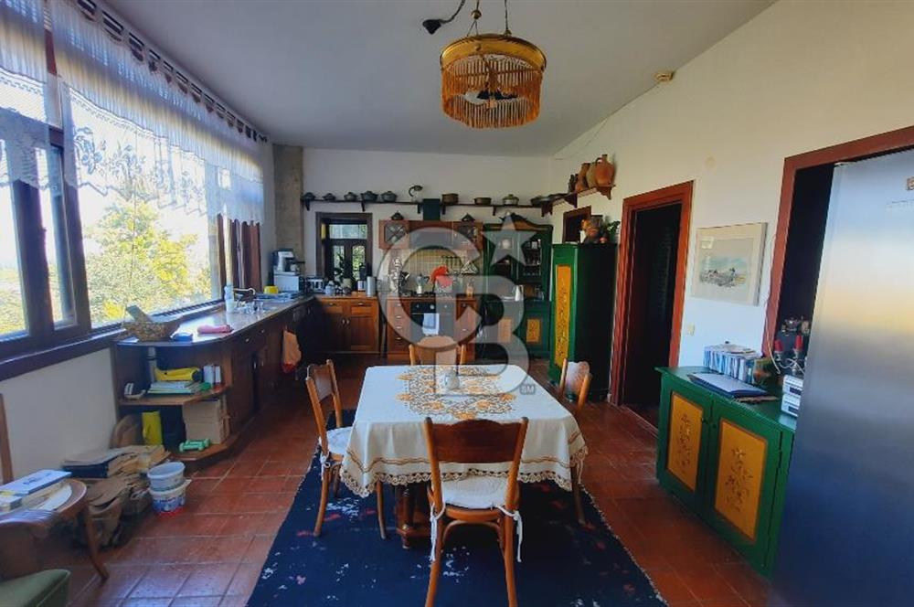 Urla Denizli Mahallesi’nde Satılık Müstakil Taş Villa | Havuzlu, Bahçeli, Hamamlı