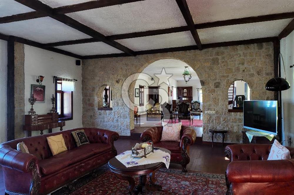 Urla Denizli Mahallesi’nde Satılık Müstakil Taş Villa | Havuzlu, Bahçeli, Hamamlı