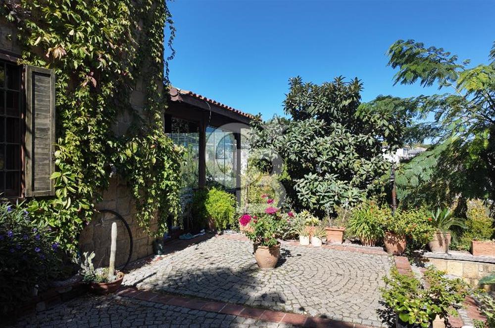 Urla Denizli Mahallesi’nde Satılık Müstakil Taş Villa | Havuzlu, Bahçeli, Hamamlı