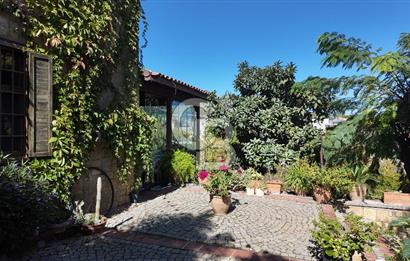 Urla Denizli Mahallesi’nde Satılık Müstakil Taş Villa | Havuzlu, Bahçeli, Hamamlı