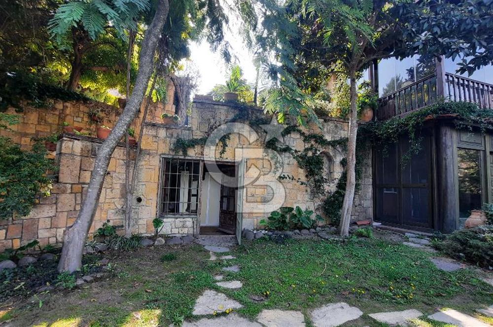 Urla Denizli Mahallesi’nde Satılık Müstakil Taş Villa | Havuzlu, Bahçeli, Hamamlı
