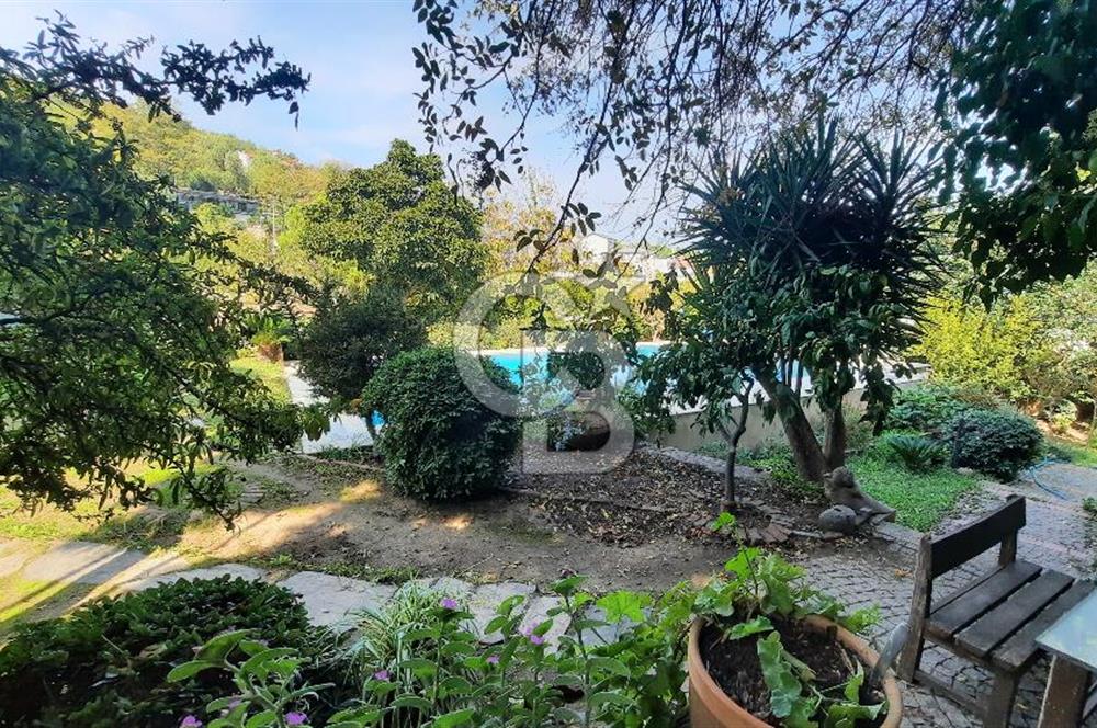 Urla Denizli Mahallesi’nde Satılık Müstakil Taş Villa | Havuzlu, Bahçeli, Hamamlı