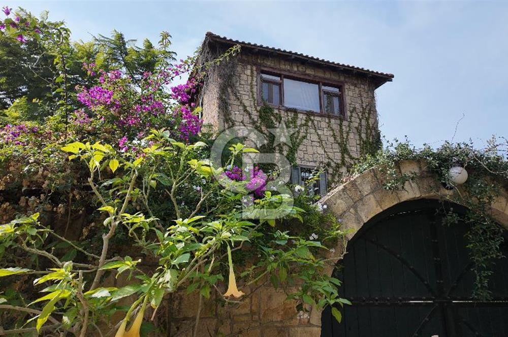 Urla Denizli Mahallesi’nde Satılık Müstakil Taş Villa | Havuzlu, Bahçeli, Hamamlı