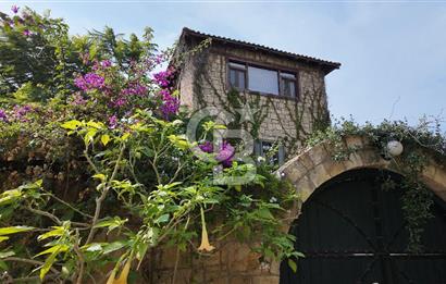 Urla Denizli Mahallesi’nde Satılık Müstakil Taş Villa | Havuzlu, Bahçeli, Hamamlı