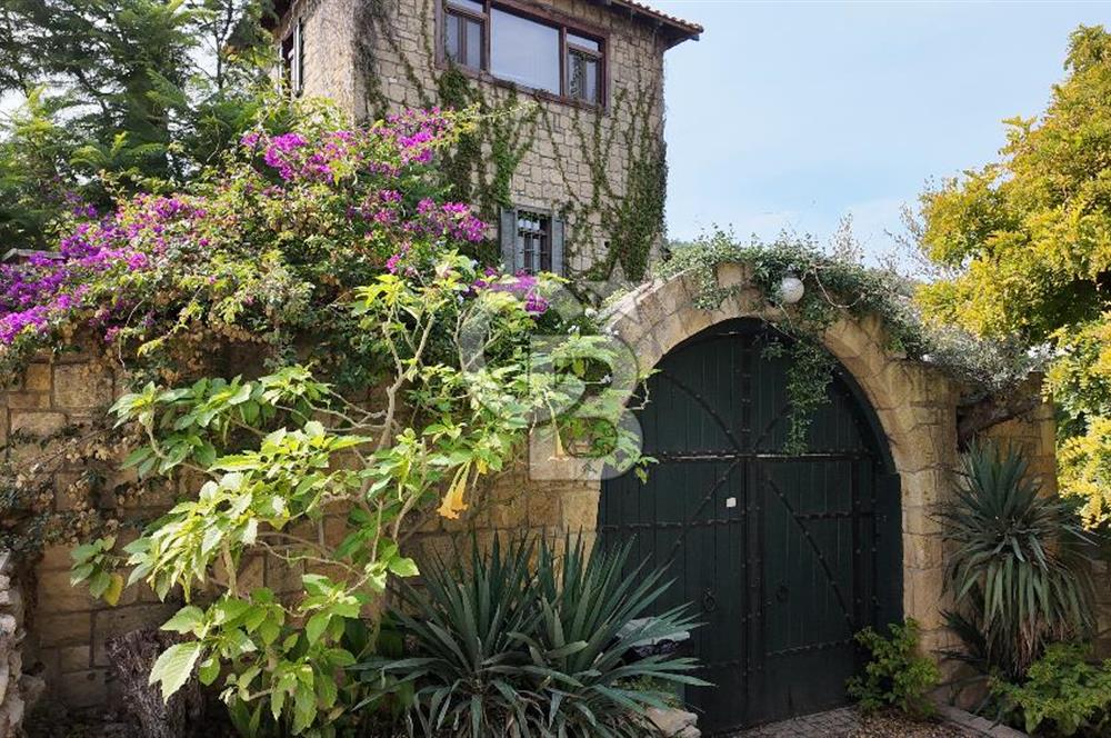 Urla Denizli Mahallesi’nde Satılık Müstakil Taş Villa | Havuzlu, Bahçeli, Hamamlı