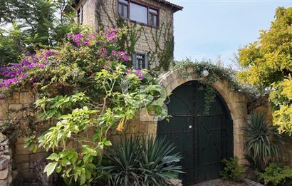 Urla Denizli Mahallesi’nde Satılık Müstakil Taş Villa | Havuzlu, Bahçeli, Hamamlı