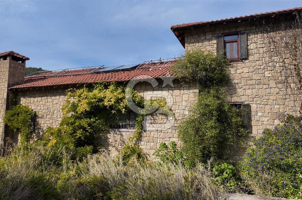 Urla Denizli Mahallesi’nde Satılık Müstakil Taş Villa | Havuzlu, Bahçeli, Hamamlı