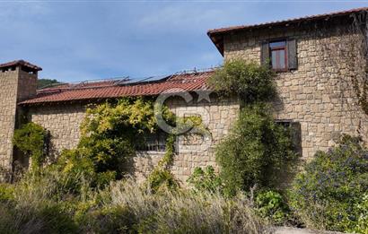 Urla Denizli Mahallesi’nde Satılık Müstakil Taş Villa | Havuzlu, Bahçeli, Hamamlı