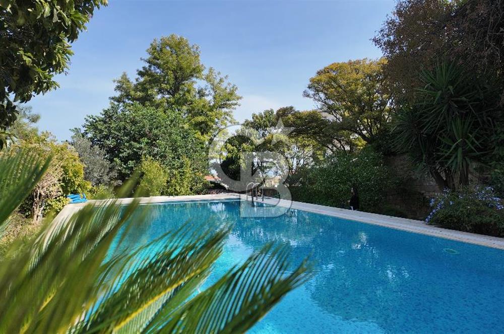 Urla Denizli Mahallesi’nde Satılık Müstakil Taş Villa | Havuzlu, Bahçeli, Hamamlı