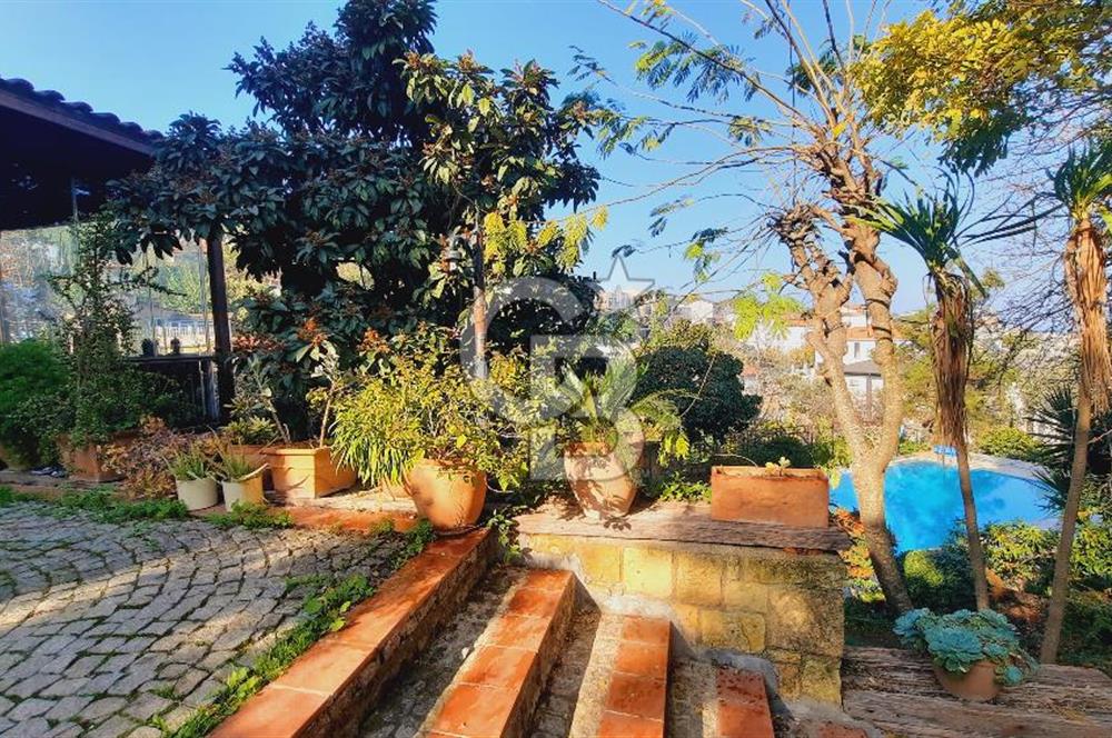 Urla Denizli Mahallesi’nde Satılık Müstakil Taş Villa | Havuzlu, Bahçeli, Hamamlı