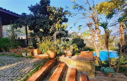 Urla Denizli Mahallesi’nde Satılık Müstakil Taş Villa | Havuzlu, Bahçeli, Hamamlı