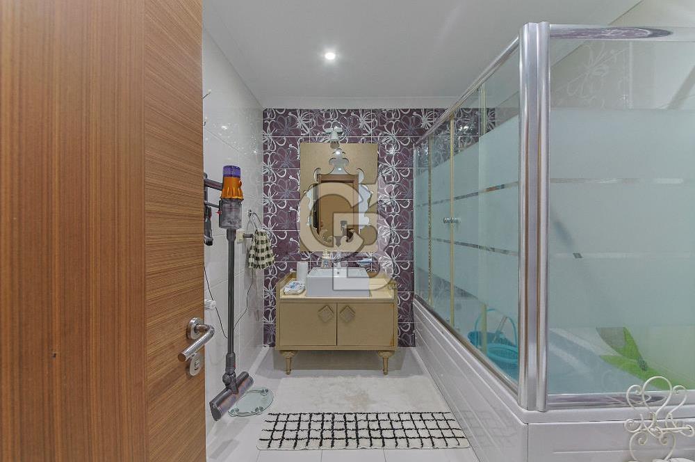 Kartaltepe'de Yüksek Tavanlı, 6+1 Dubleks Daire (Zambak Sitesi)