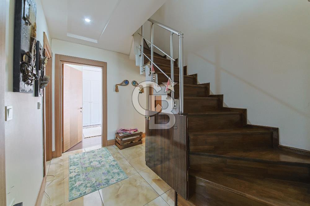 Kartaltepe'de Yüksek Tavanlı, 6+1 Dubleks Daire (Zambak Sitesi)