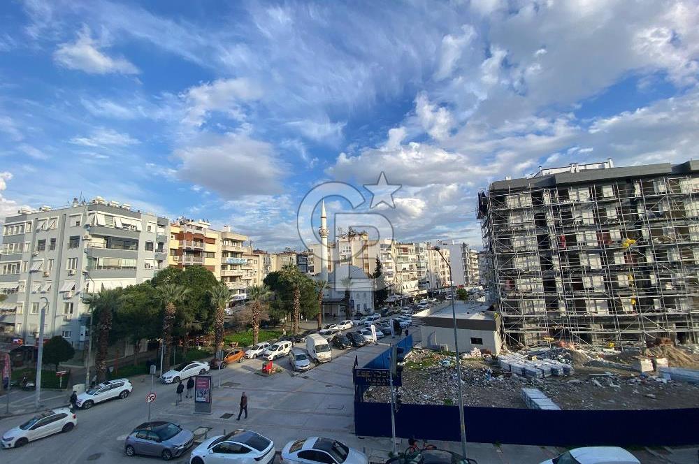 Bostanlı Merkezde,  Kiralık İş Yeri Kullanımına Uygun Daire