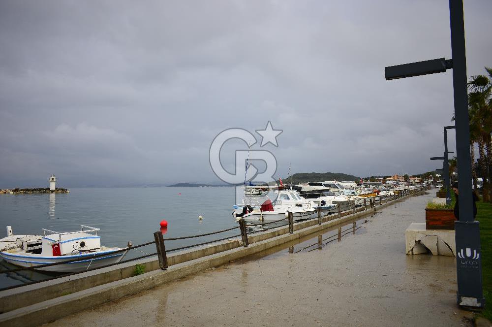 Urla Çeşmealtı'nda Denize Sıfır Binada Manzaralı Kiralık 1+1 Daire