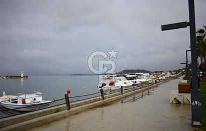 Urla Çeşmealtı'nda Denize Sıfır Binada Manzaralı Kiralık 1+1 Daire