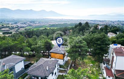 SOĞUCAK KUŞADASI’NDA SATILIK  DENİZ MANZARALI HAVUZLU AKILLI EV SİSTEMLİ 2+1 VİLLA