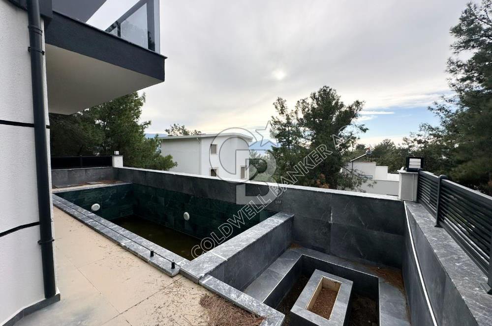 SOĞUCAK KUŞADASI’NDA SATILIK  DENİZ MANZARALI HAVUZLU AKILLI EV SİSTEMLİ 2+1 VİLLA