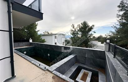 SOĞUCAK KUŞADASI’NDA SATILIK  DENİZ MANZARALI HAVUZLU AKILLI EV SİSTEMLİ 2+1 VİLLA