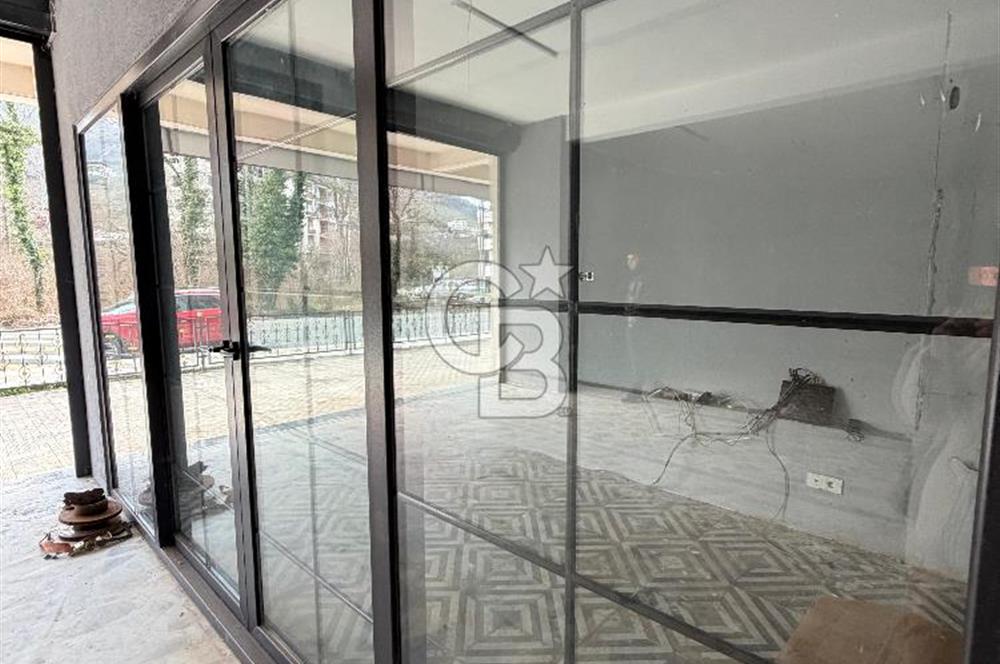 Kumbaşı Mahallesinde Yol Kenarında  Dükkan