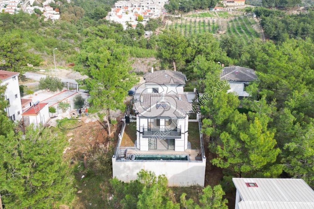 SOĞUCAK KUŞADASI’NDA SATILIK  DENİZ MANZARALI HAVUZLU AKILLI EV SİSTEMLİ 2+1 VİLLA