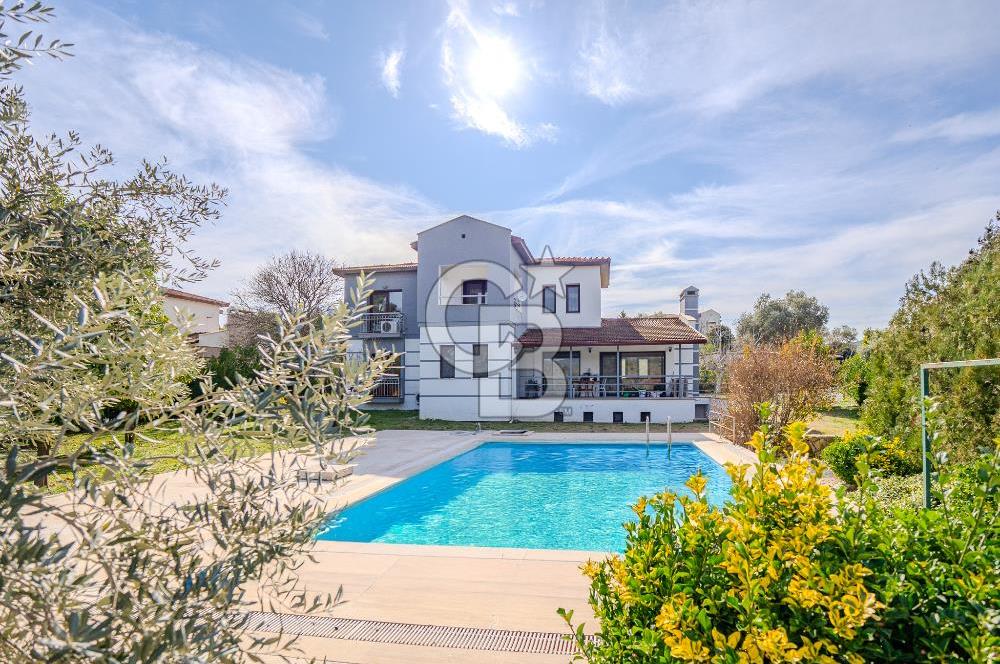 Kuşadası Olivia Sitesinde Doğa İçinde Müstakil Havuzlu Villa