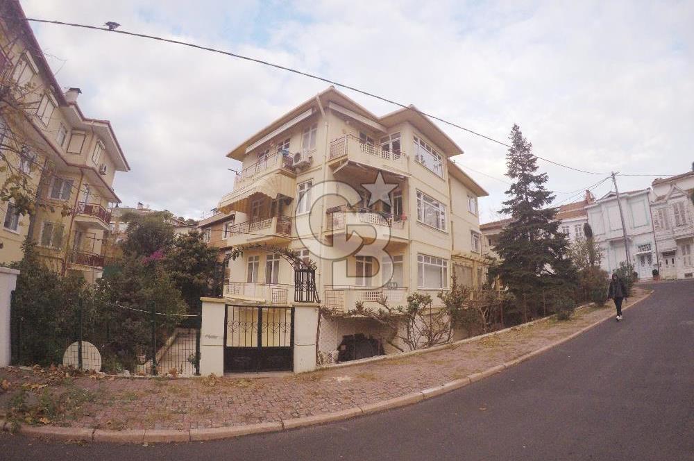 heybeliada'da 3 tarafı açık 2 balkonlu 2+1 üst kat daire.