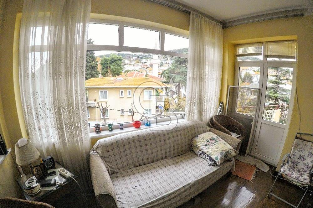 heybeliada'da 3 tarafı açık 2 balkonlu 2+1 üst kat daire.