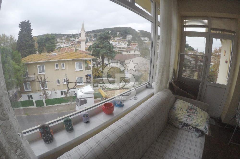 heybeliada'da 3 tarafı açık 2 balkonlu 2+1 üst kat daire.