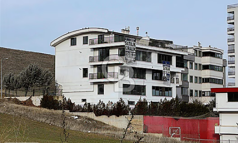 ALACAATLIDA İKİZ BİNA YARISI KOMPLE KİRALIK BİNA