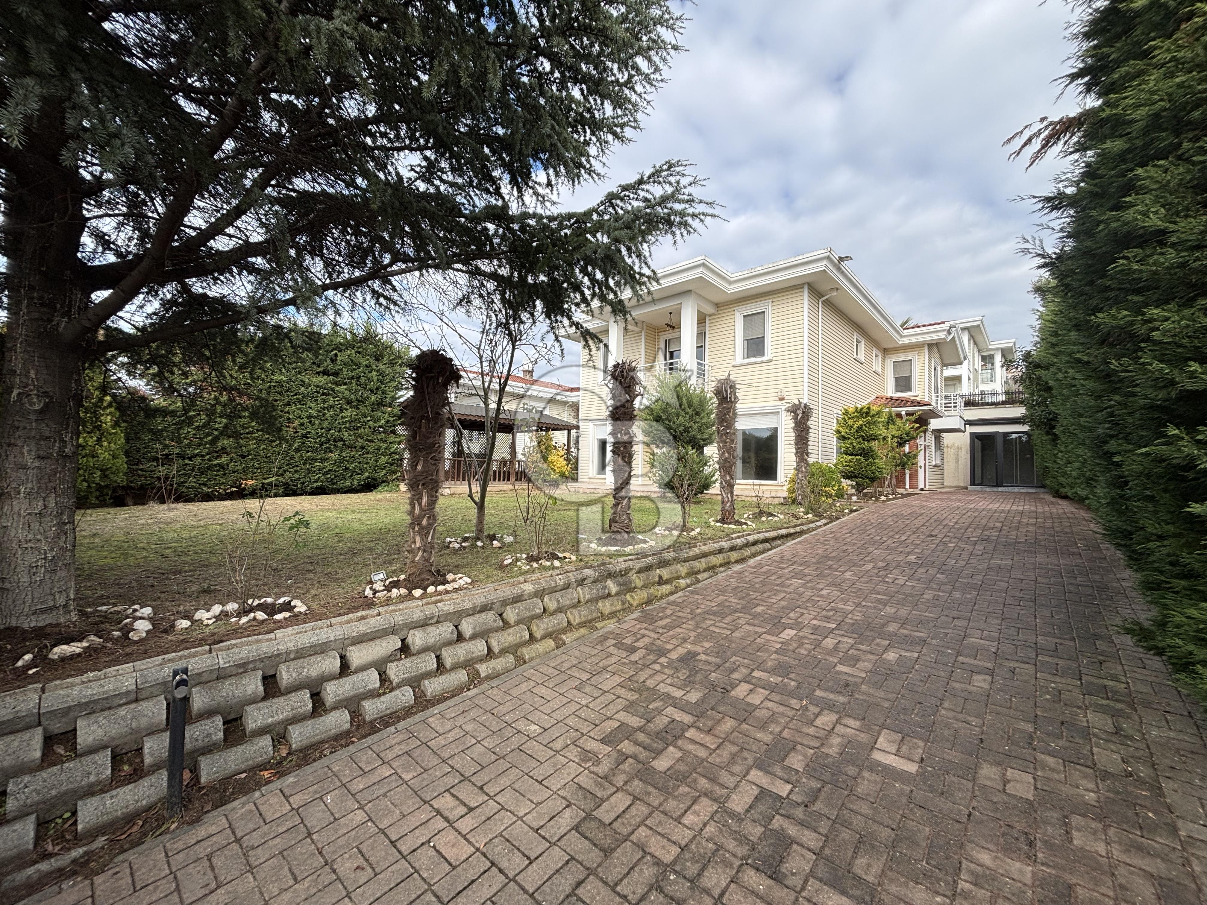 GÜZELŞEHİR SİTESİNDE TADİLATLI KREDİYE UYGUN SATILIK 5+1 VİLLA