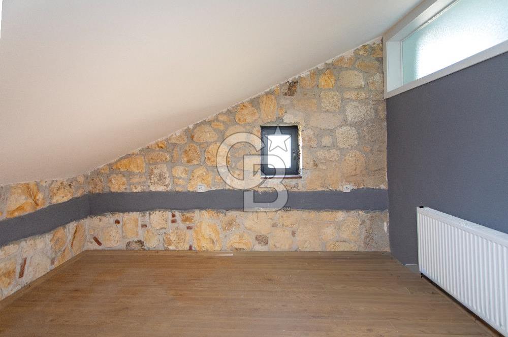 Foça Bağarası Villalar Bölgesinde Satılık Müstakil 5+2 Taş Villa