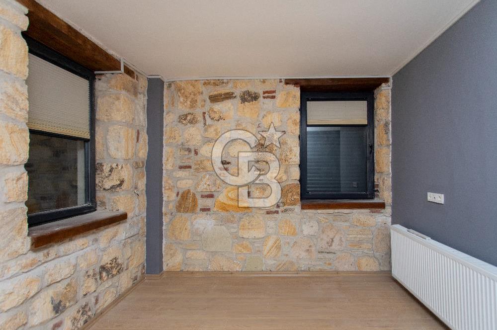 Foça Bağarası Villalar Bölgesinde Satılık Müstakil 5+2 Taş Villa