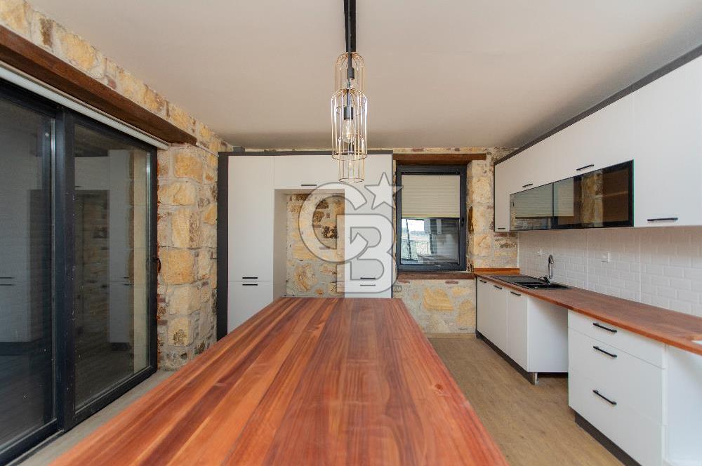 Foça Bağarası Villalar Bölgesinde Satılık Müstakil 5+2 Taş Villa