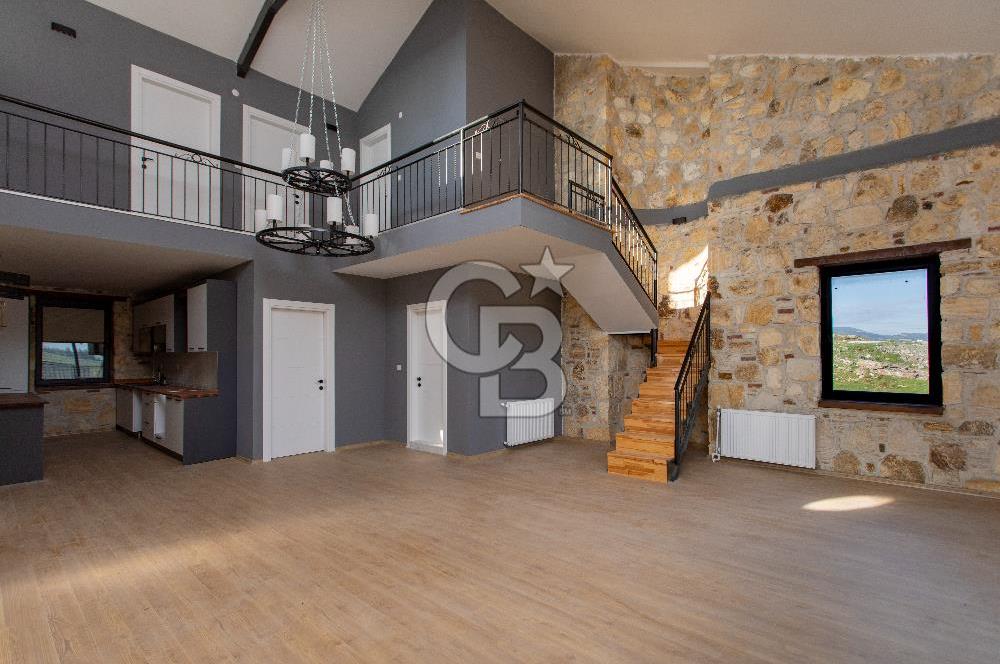 Foça Bağarası Villalar Bölgesinde Satılık Müstakil 5+2 Taş Villa