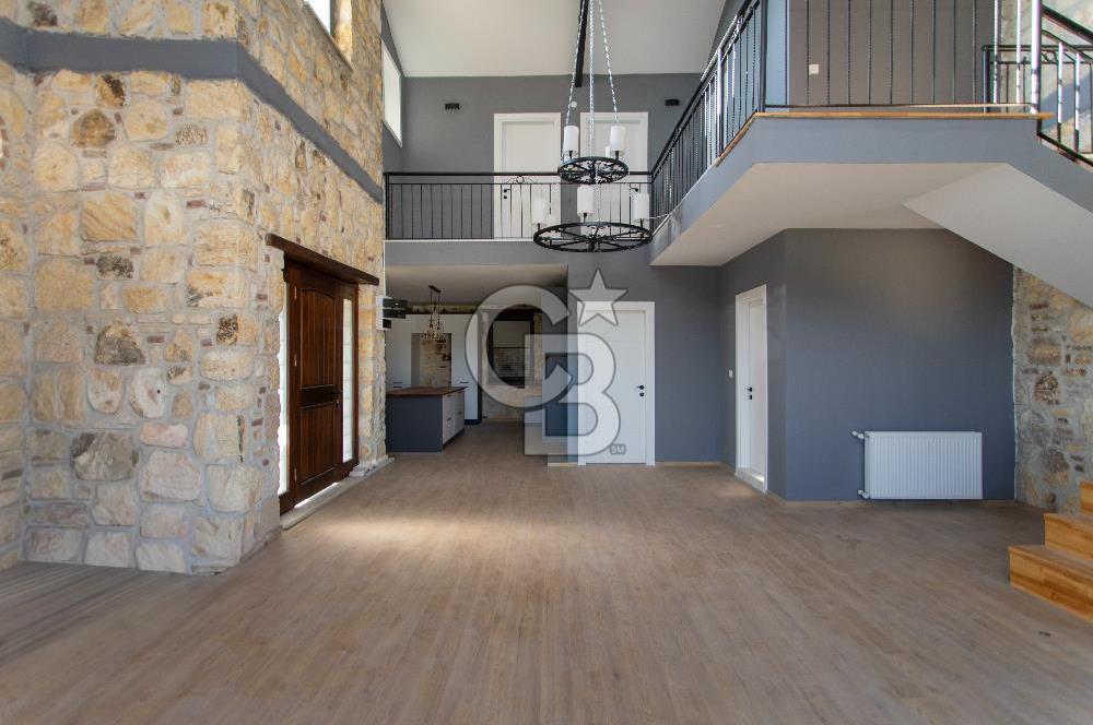 Foça Bağarası Villalar Bölgesinde Satılık Müstakil 5+2 Taş Villa