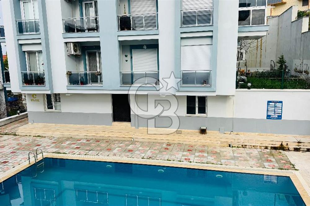 Yenifoça'da Havuzlu Site İçerisinde Kiralık 2+1 Eşyalı Daire