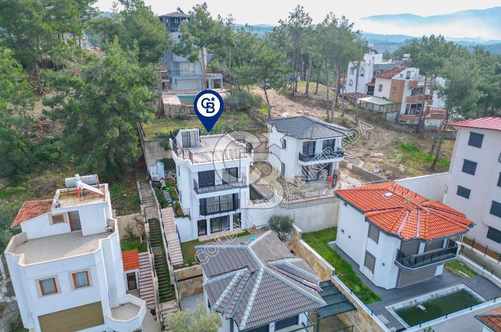 SOĞUCAK KUŞADASI’NDA SATILIK DENİZ MANZARALI ÖZEL HAVUZLU 3+2 TRİPLEKS VİLLA