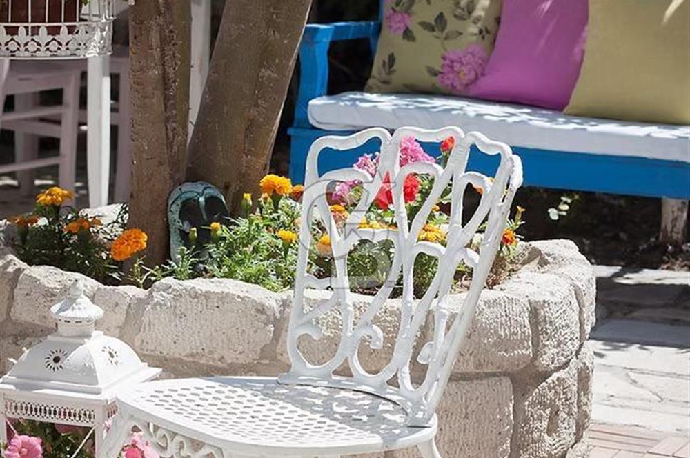 Alaçatı merkezde 7 odalı butik otel acil