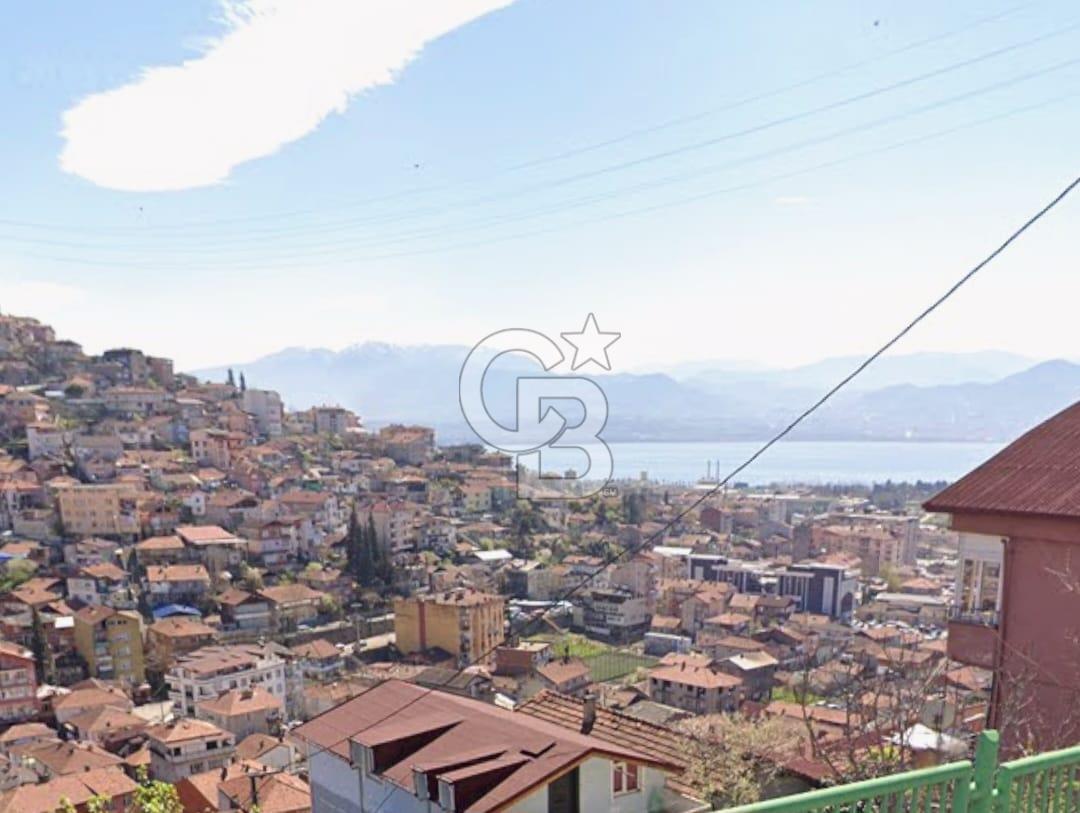 İZMİT SERDAR'DA MANZARALI 210 M2 SATILIK ARSA CB TOWER