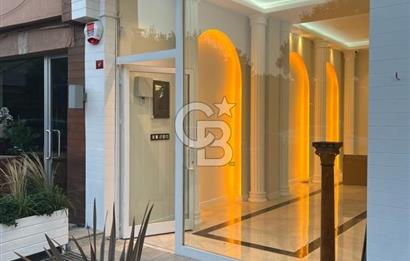 Çubuklu sahilde deniz manzaralı dükkan