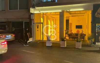 Çubuklu sahilde deniz manzaralı dükkan