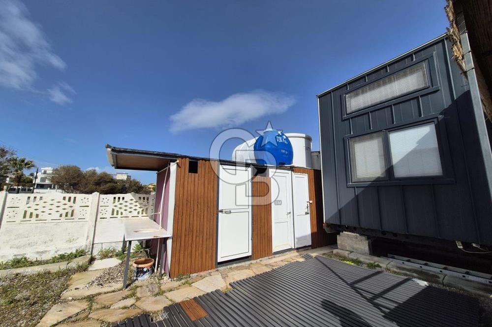 AKARCA SAHİLDE İÇİNDE TINY HOUSE BULUNAN SATILIK ARSA 
