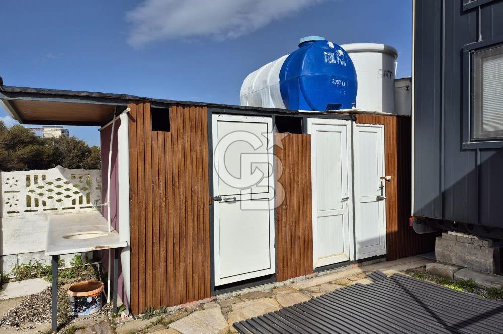 AKARCA SAHİLDE İÇİNDE TINY HOUSE BULUNAN SATILIK ARSA 