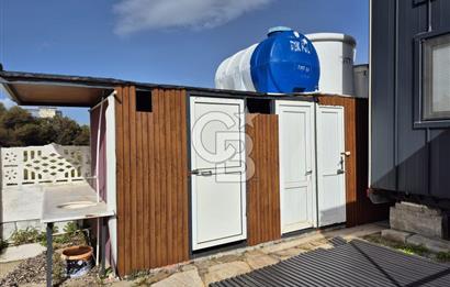 AKARCA SAHİLDE İÇİNDE TINY HOUSE BULUNAN SATILIK ARSA 