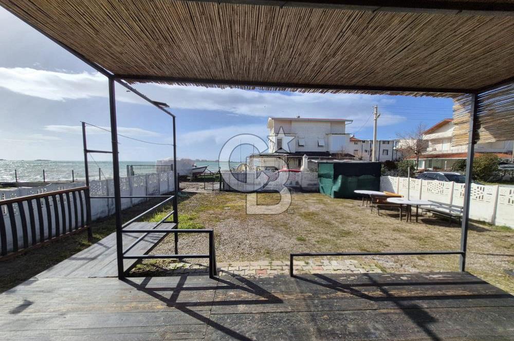 AKARCA SAHİLDE İÇİNDE TINY HOUSE BULUNAN SATILIK ARSA 