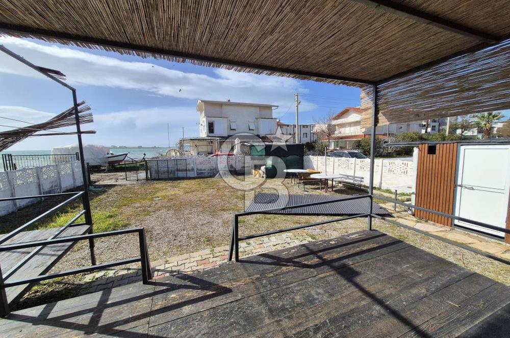 AKARCA SAHİLDE İÇİNDE TINY HOUSE BULUNAN SATILIK ARSA 