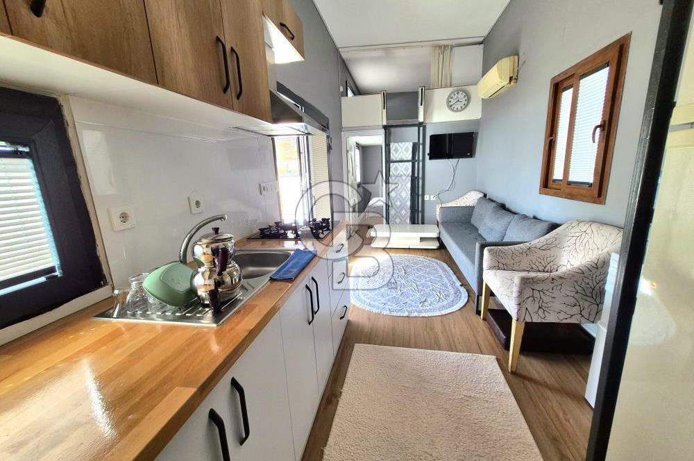 AKARCA SAHİLDE İÇİNDE TINY HOUSE BULUNAN SATILIK ARSA 