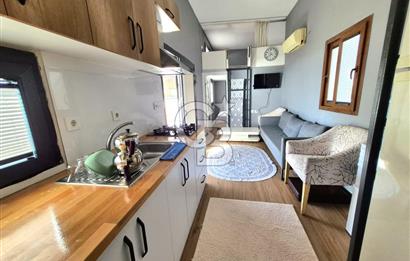 AKARCA SAHİLDE İÇİNDE TINY HOUSE BULUNAN SATILIK ARSA 